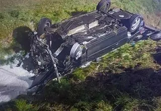 Auto dachowało, wypadły z niego trzy osoby