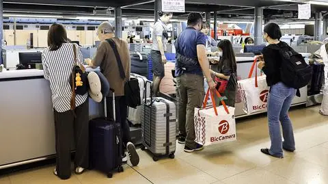 Osaka, lotnisko Kansai, bagaże, podróżni, ruch pasażerski/lotniczy