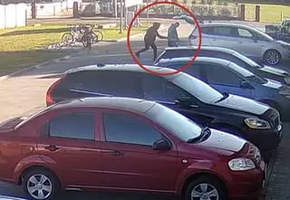 Podbiegł i wbił mu nóż w plecy. Nagranie z monitoringu