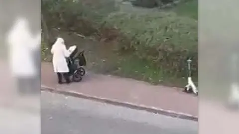 Dziecko w wózku bite na ulicy. Sprawą zajmuje się policja