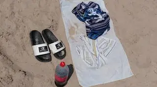 Ktoś zostawił na plaży rzeczy 