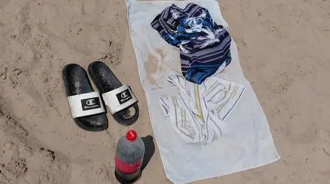 Ktoś zostawił na plaży rzeczy 