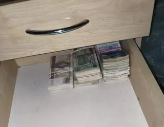 Policja zabezpieczyła m.in. maczety, race dymne, gotówkę i duże ilości narkotyków