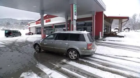 Reporter TVN24 Paweł Łukasik na pozbawionej prądu stacji benzynowej w Czarnej Górze (województwo podkarpackie)