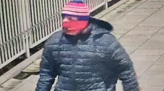 Zamaskowany mężczyzna podpalił posterunek policji