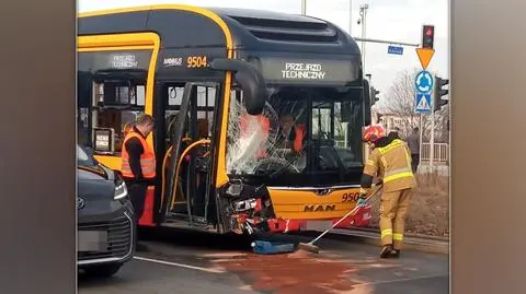Autobus miejski rozbity na rondzie