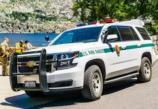 Wokalista zatrzymany w samej bieliźnie za "terroryzowanie" turystów w parku narodowym