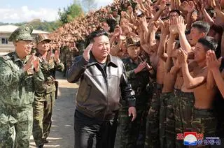Kim Dzong Un podczas wizyty w bazie szkoleniowej Koreańskiej Armii Ludowej (2.10.2024 r.)