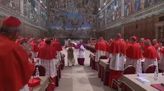 Leon XIV kroczący przy akompaniamencie oklasków kardynałów