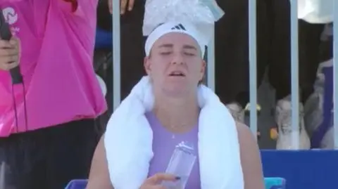 Okłady z lodu, wezwany lekarz. Tak Czeszka walczyła o przetrwanie