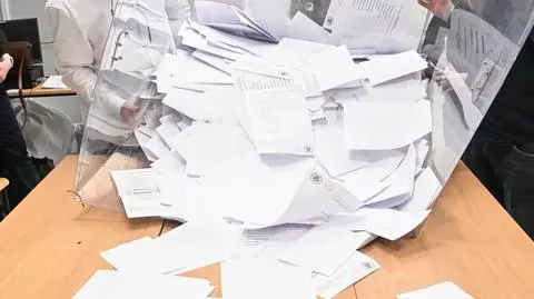 Liczenie głosów w lokalu wyborczym w Gdańsku