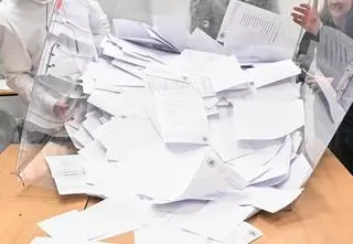 Trwa liczenie głosów. PKW publikuje kolejne protokoły 