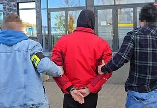 Cofając autem śmiertelnie potrącił pieszego i odjechał