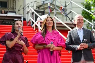 Dyrektor festiwalu Agata Kołacz, Dominika Kulczyk i zastępca prezydenta Poznania Jędrzej Solarski