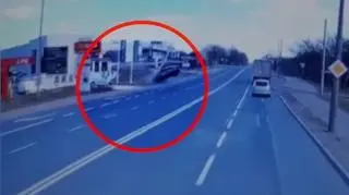 Moment wypadku zarejestrowała kamera w drugim samochodzie