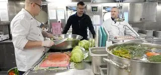 Kuchnia na okręcie wojennym. Sprawdzamy, jak gotują na ORP Czernicki