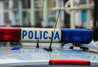 Chciał wpłacić pieniądze na konto oszustów. Zareagowała osoba w kolejce do bankomatu 