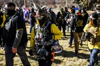 Członkowie Proud Boys (Dumni Chłopcy) podczas protestów przed Kapitolem stanowym w Colorado 6 stycznia 2021 r. 