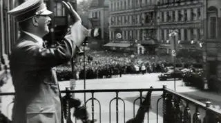 Hitler przemawiający z balkonu Hotelu Monopol
