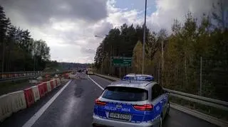 Auto uderzyło w barierki i zderzyło się z ciężarówką