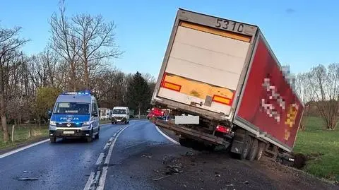 Czołowe zderzenie z ciężarówką, dwie osoby w szpitalu