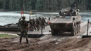 Pokonywanie przeszkody wodnej w czasie ćwiczeń Anakonda-23 