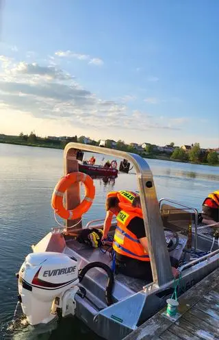 Dwaj Kolumbijczycy skoczyli do jeziora na Pomorzu