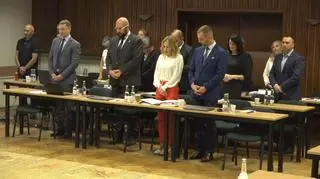 "Przez Chrystusa, Pana naszego, amen". To nie msza, to sesja rady miasta. Jest petycja