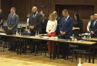 "Przez Chrystusa, Pana naszego, amen". To nie msza, to sesja rady miasta. Jest petycja