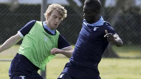 Piłkarz nakłaniał do żółtej kartki. Wpadł na wiadomościach do kolegi