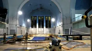 Wnętrze poznańskiej Nowej Synagogi przerobione na pływalnię
