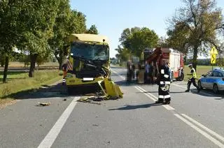 Kierowca jednego z pojazdów skręcał akurat w lewo 