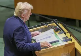 "Umywa ręce od wojny", tworzy "zasłonę dymną". Media o zmianie Trumpa