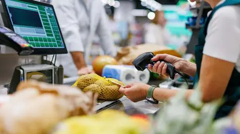 market zakupy kasjer kasjerka shutterstock_2546991113