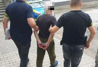 83-latek najpierw oblał wrzątkiem, później zaatakował nożem