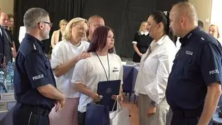 Nastolatka została nagrodzona przez wójt gminy Dobra i komendanta lokalnej policji