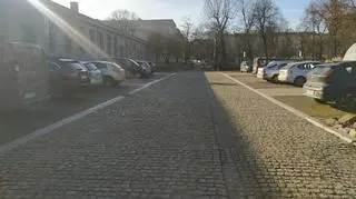 Parking za budynkiem teatru Łaźnia Nowa