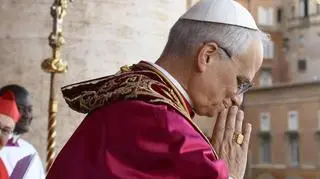 Powrócił do tradycji. Co mówi papieski strój?