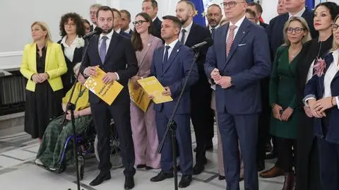 Szymon Hołownia i politycy Polski 2050 podczas konferencji prasowej dotyczącej podsumowania dwóch lata rządów koalicji 15 października
