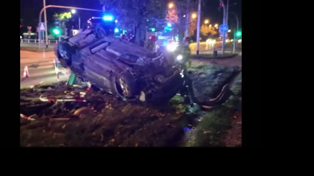 Auto prowadzone przez 17-latka dachowało