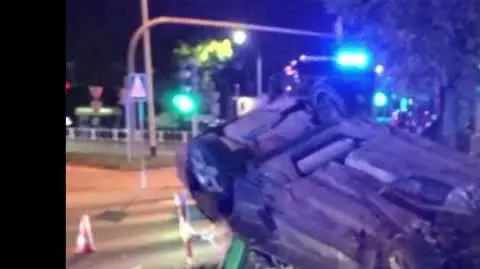 Auto prowadzone przez 17-latka dachowało