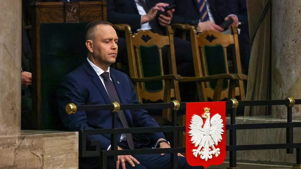 Prezydent Nawrocki w czasie przemówienia Sikorskiego
