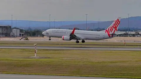 shutterstock_2550057775 PERTH, AUSTRALIA - 19 LISTOPADA 2024: Virgin Australia Boeing 737-8FE ląduje w Australii