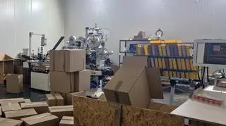 Służby zlikwidowały nielegalne wytwórnie wyrobów tytoniowych