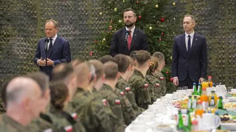 Premier Donald Tusk, wiceminister Obrony Narodowej Cezary Tomczyk oraz wicepremier, minister obrony narodowej Władysław Kosiniak-Kamysz