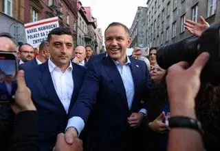 Gość specjalny na wiecu Nawrockiego. Tusk: Rosja się cieszy