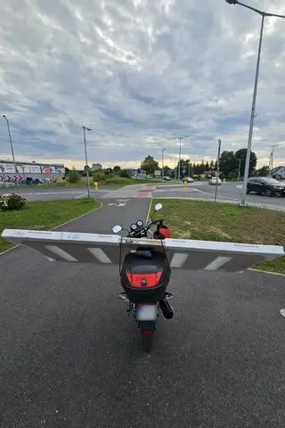 Mężczyzna przewoził drzwi na skuterze