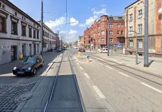 Jechali przez dzielnicę, wyskakiwali z aut i bili przechodniów