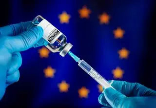 Szczepieni na COVID-19 to "szczury laboratoryjne"? Co uznała Komisja Europejska