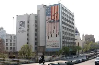 Antyamerykański mural w Teheranie 